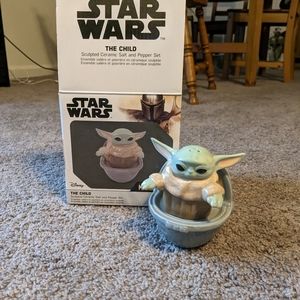 NWT Star Wars The Mandalorian Baby Yoda Sculpted Ceramic Salt and Pepper Set